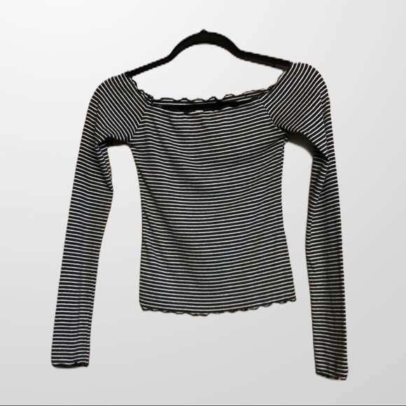 🎀3/$20 Hollister off the shoulder long sleeve